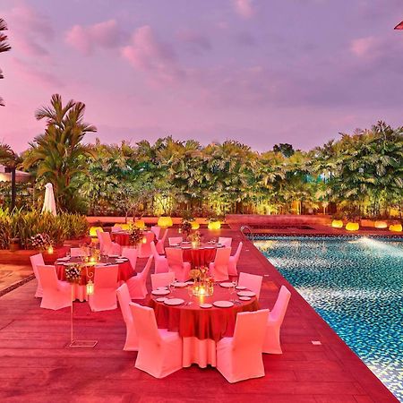 Courtyard By Marriott Kochi Airport Hotell Nedumbassery Eksteriør bilde Poolside at The Park, New Delhi