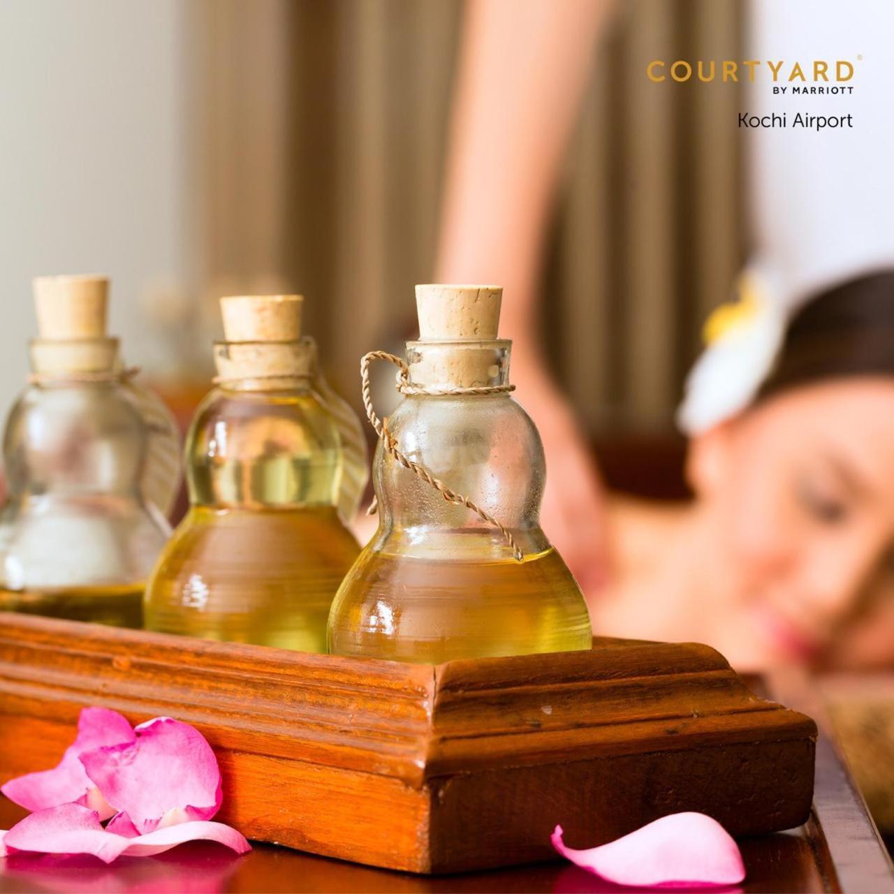 Courtyard By Marriott Kochi Airport Hotell Nedumbassery Eksteriør bilde Ayurvedic massage