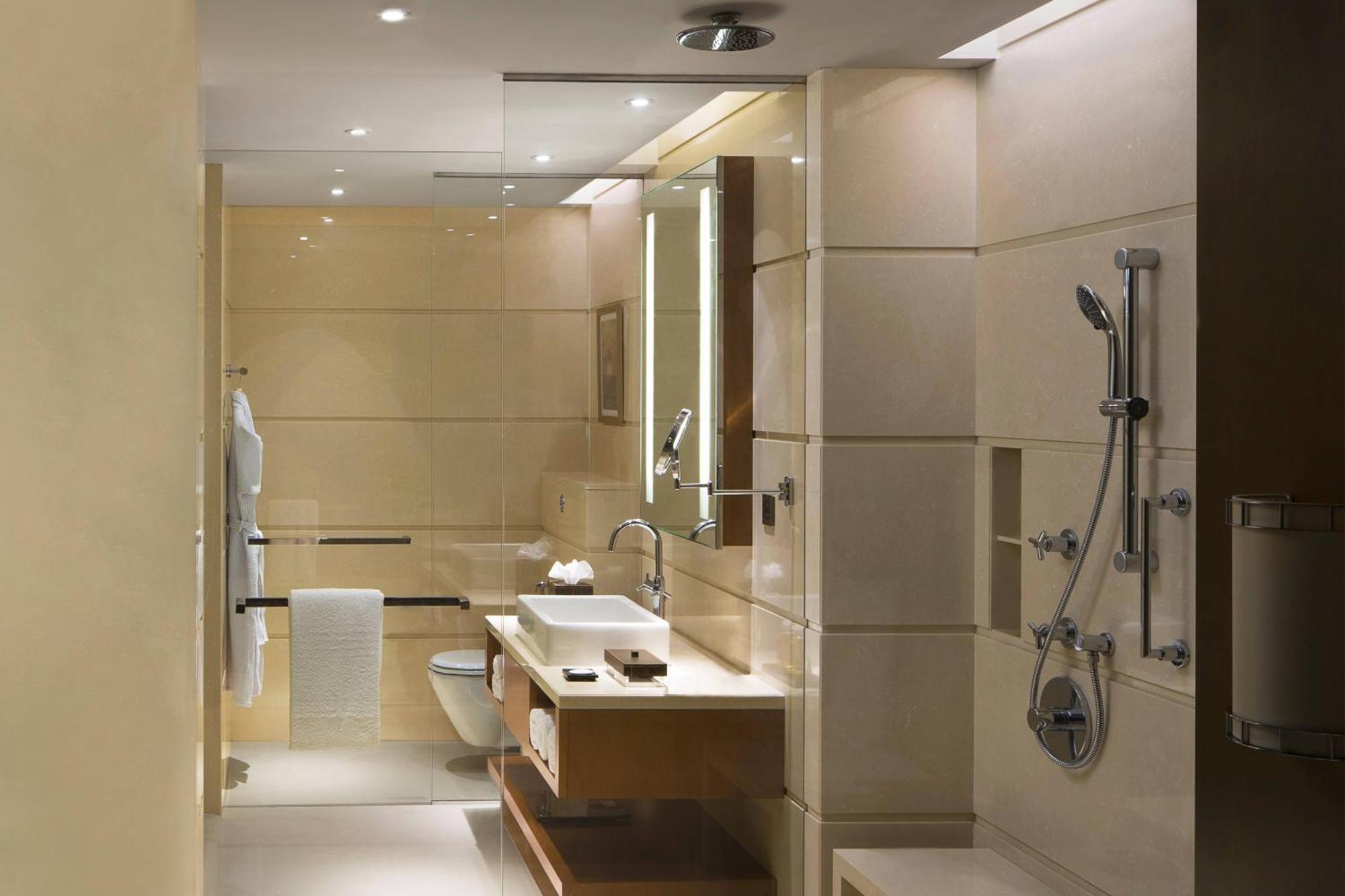 Courtyard By Marriott Kochi Airport Hotell Nedumbassery Eksteriør bilde Bathroom
