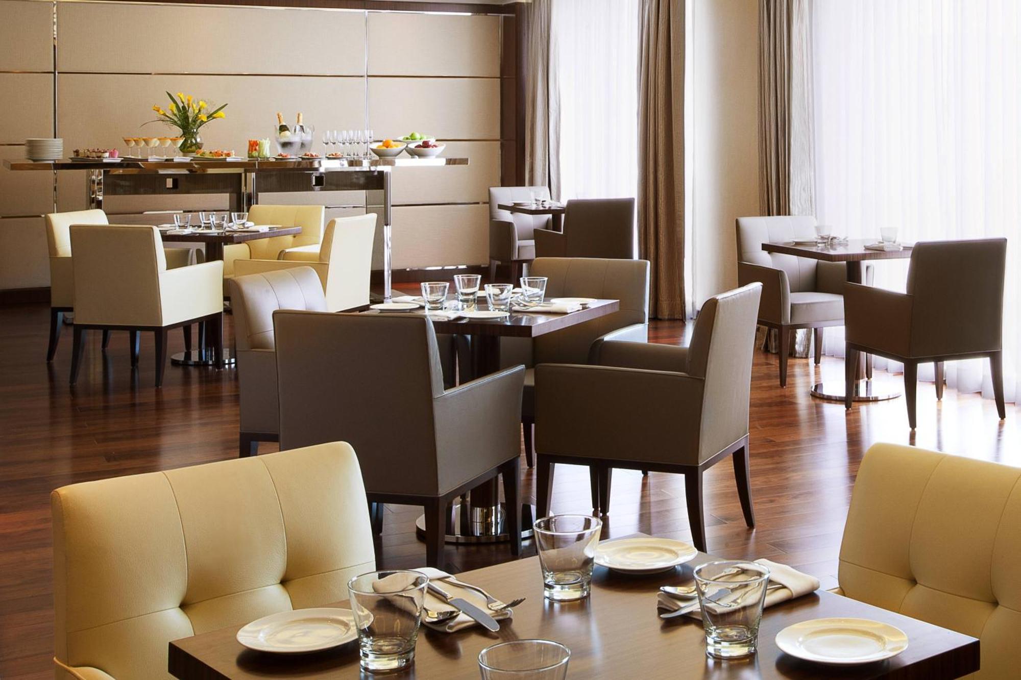 Courtyard By Marriott Kochi Airport Hotell Nedumbassery Eksteriør bilde The restaurant
