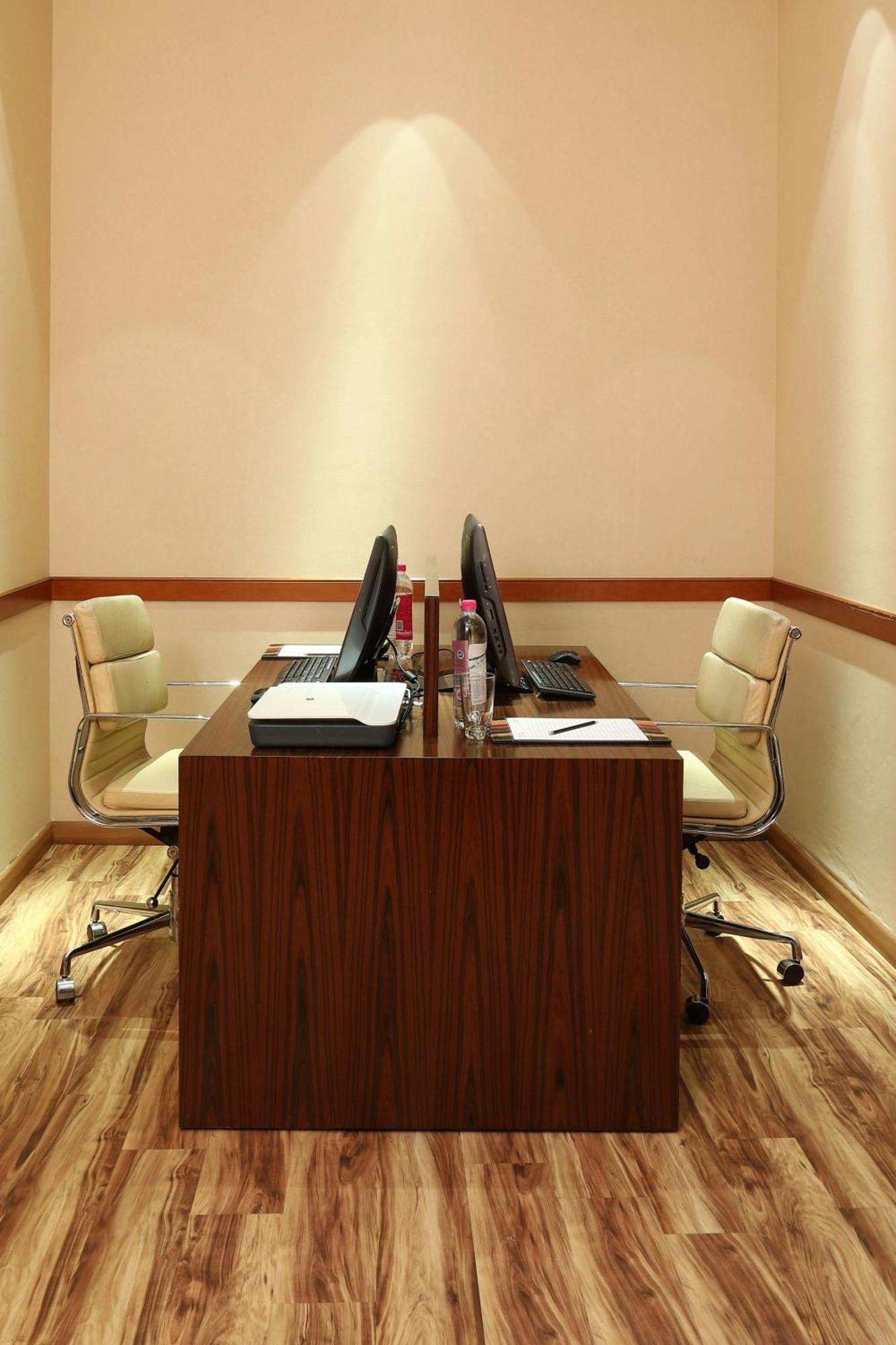 Courtyard By Marriott Kochi Airport Hotell Nedumbassery Eksteriør bilde A typical business center