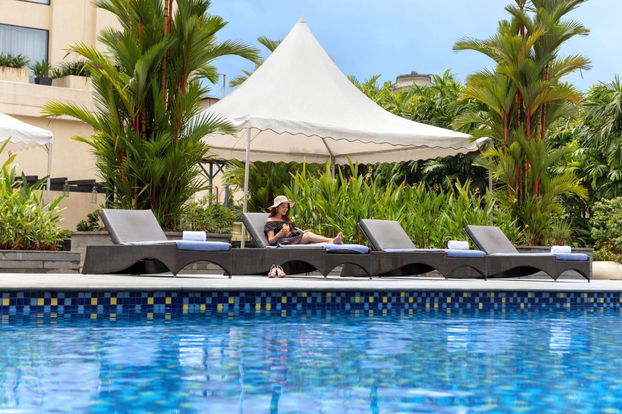 Courtyard By Marriott Kochi Airport Hotell Nedumbassery Eksteriør bilde The pool at the hotel