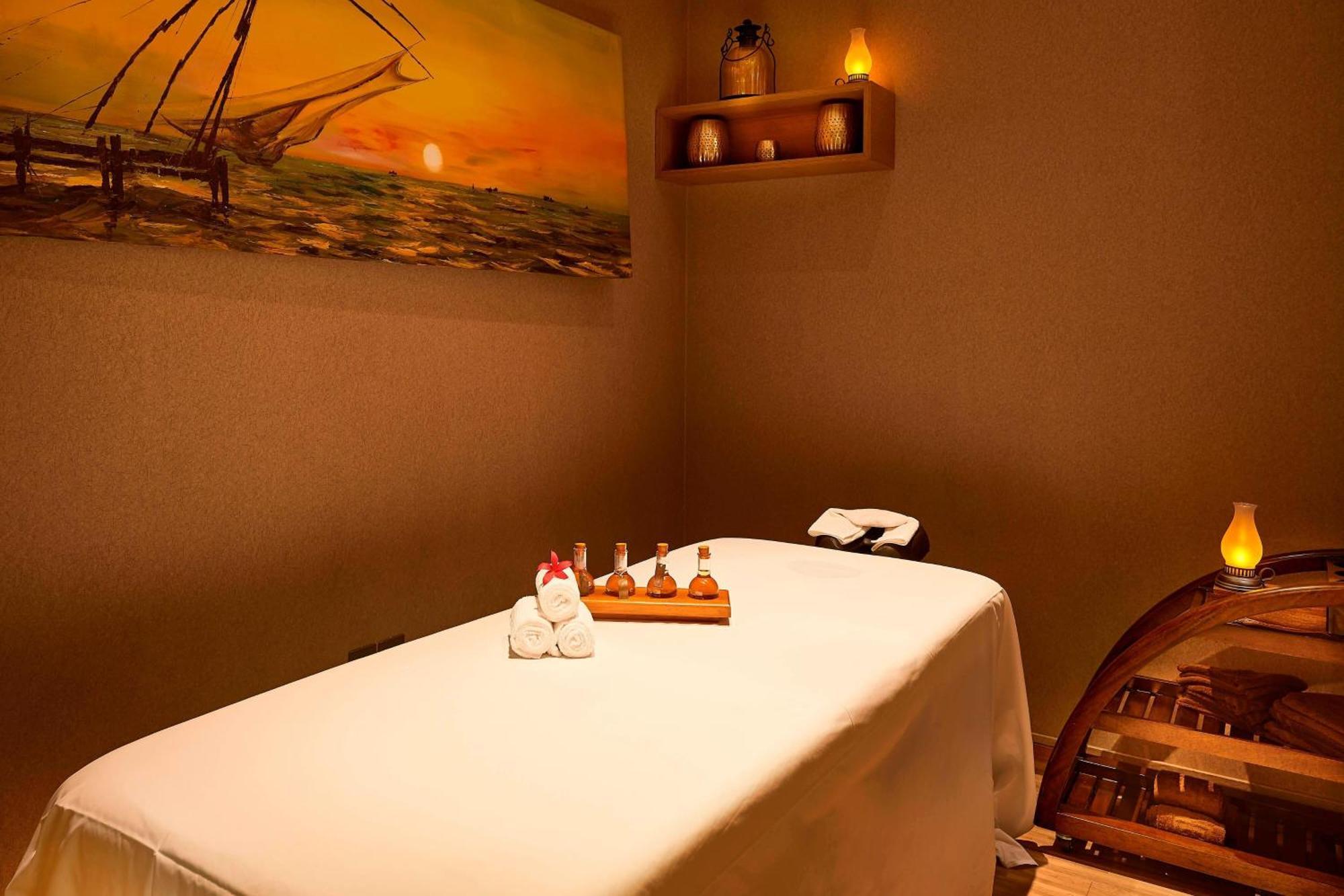 Courtyard By Marriott Kochi Airport Hotell Nedumbassery Eksteriør bilde A massage bed