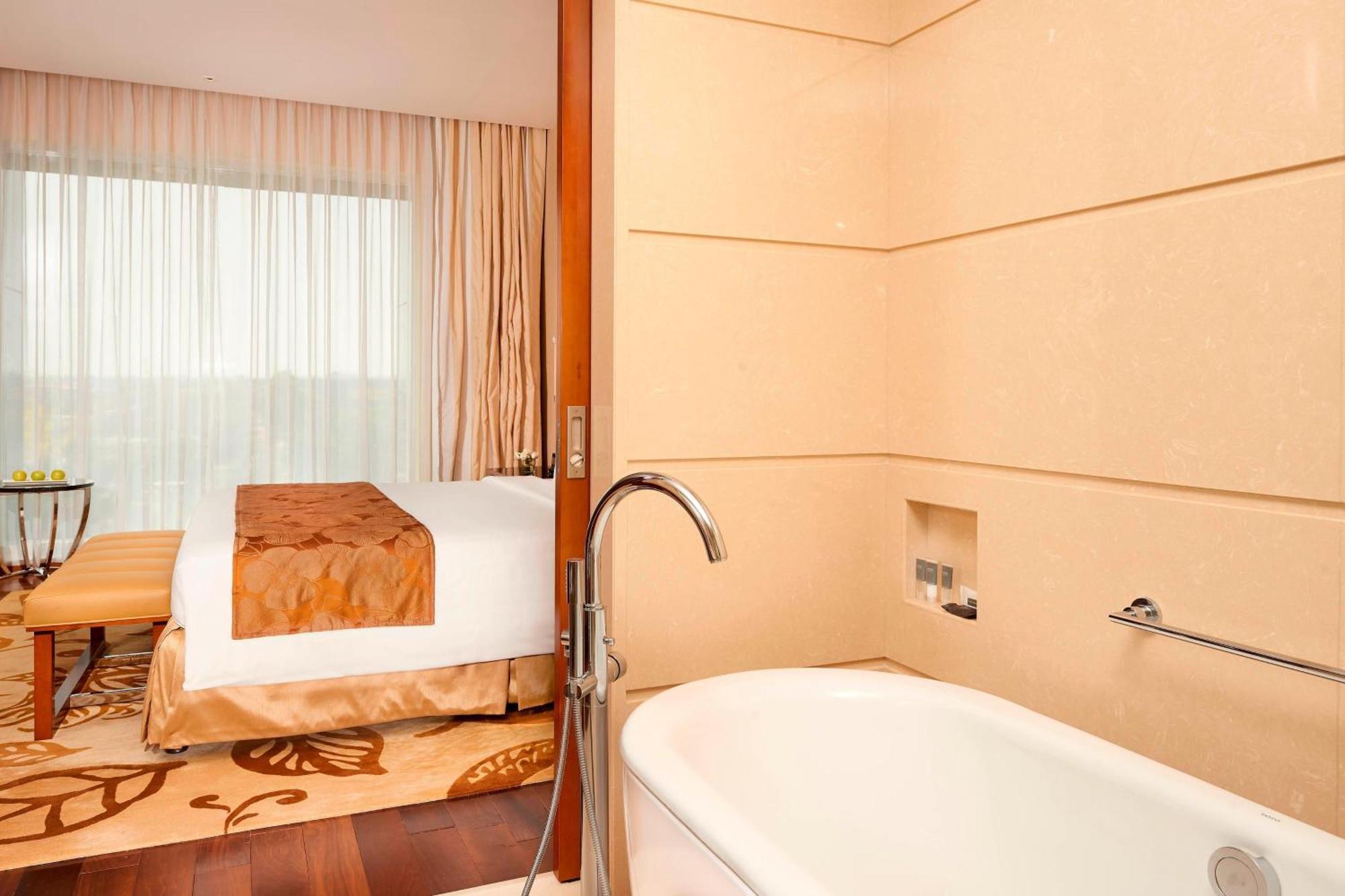 Courtyard By Marriott Kochi Airport Hotell Nedumbassery Eksteriør bilde Bathroom