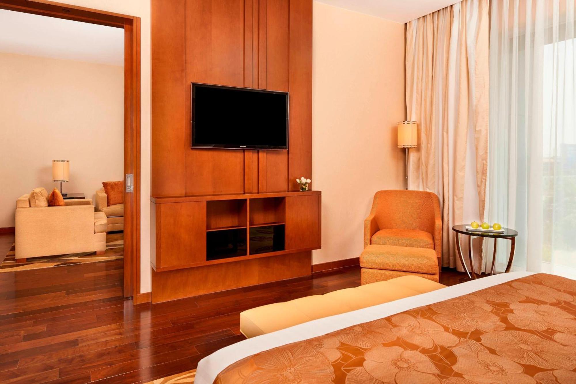 Courtyard By Marriott Kochi Airport Hotell Nedumbassery Eksteriør bilde A television in a hotel room