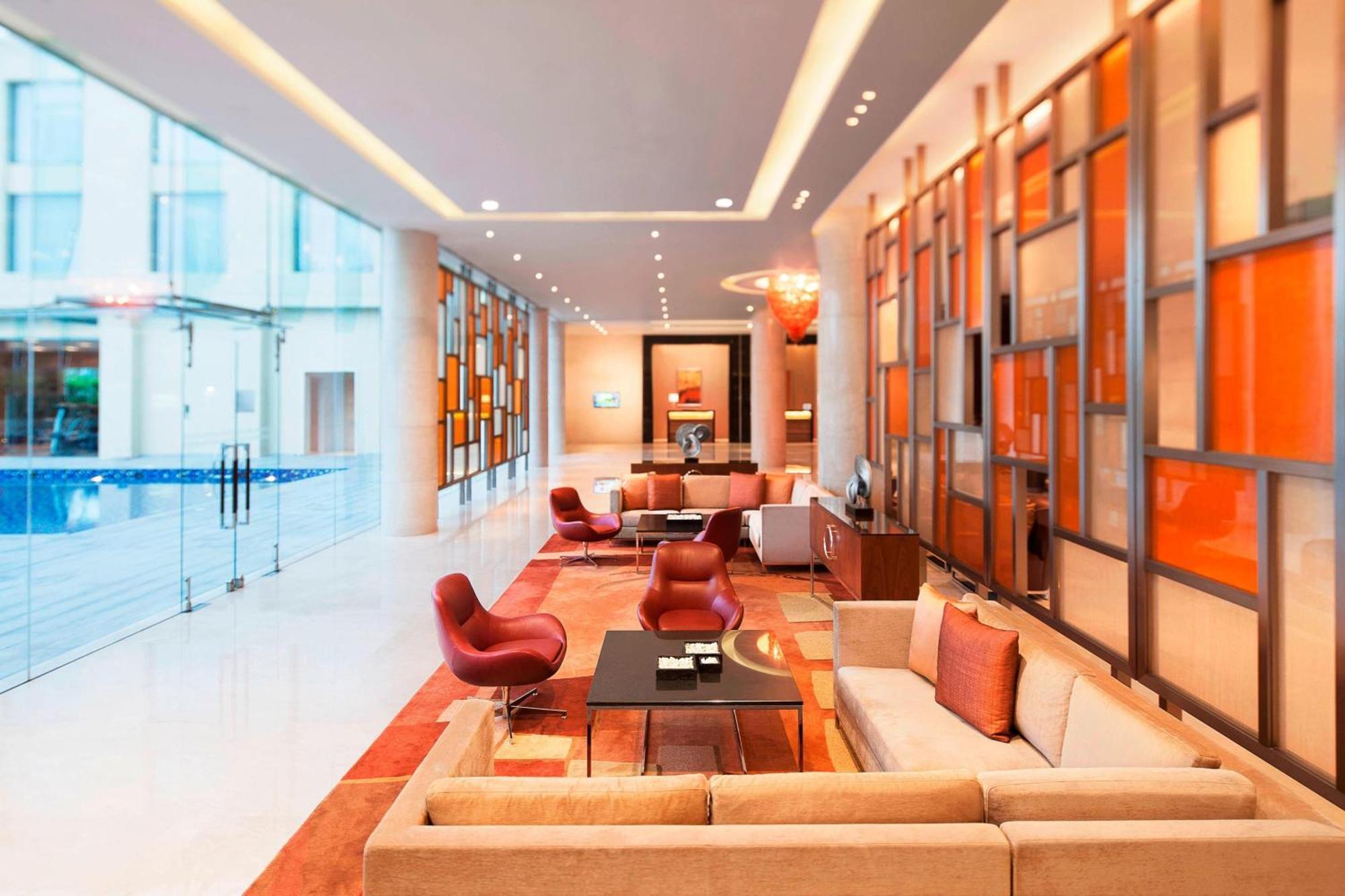 Courtyard By Marriott Kochi Airport Hotell Nedumbassery Eksteriør bilde Lobby